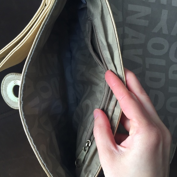 Gold foldover clutch - Picture 5 of 7